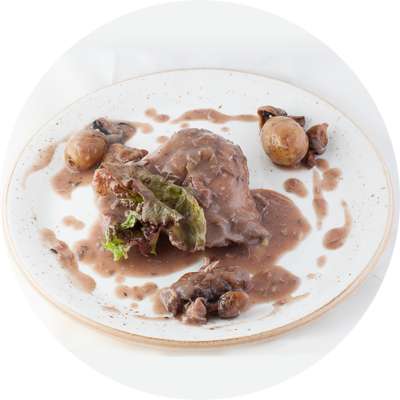 Курица, томленная в красном вине, с картофелем и грибами