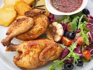 Цыпленок, приготовленный в печи с картофелем и розмарином