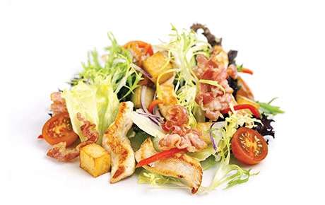Теплый салат с курицей и беконом 210 г