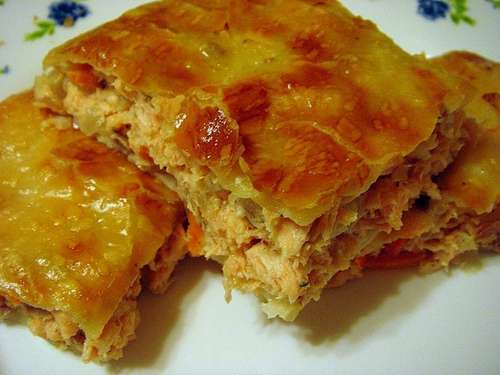 Пирог с курицей и картошкой со слоеного теста 1 кг.