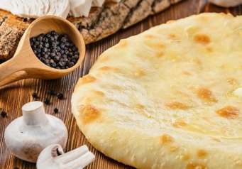 Осетинский пирог с курицей, грибами и сыром