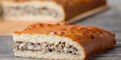 Пирог Кулебяка с мясом и лесными грибами