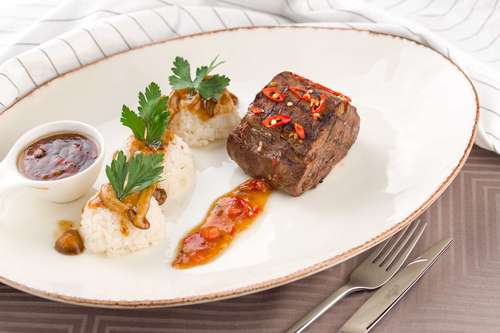 Говядина кобе с рисом и грибами шитаки