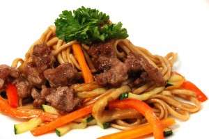 Удон (пшеничная лапша) со говядиной и овощами 280 гр.
