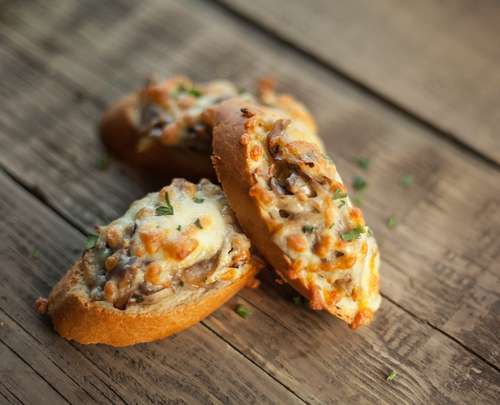 Брускетты, запеченые с грибами и сыром