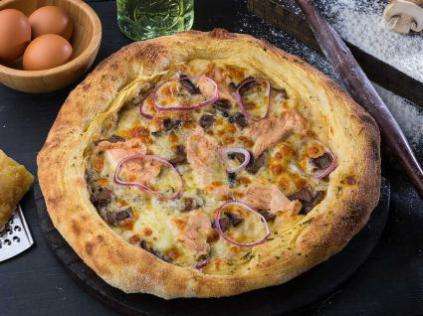 Пицца с курицей и грибами 430 г. 645 кал