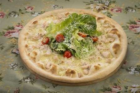 Пицца цезарь с Романо и куриной грудкой 425 гр/1035 ккал.