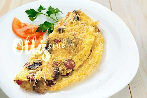 Омлет с охотничьими колбасками и сыром