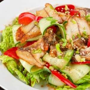 Салат с копченым угрем 150 г