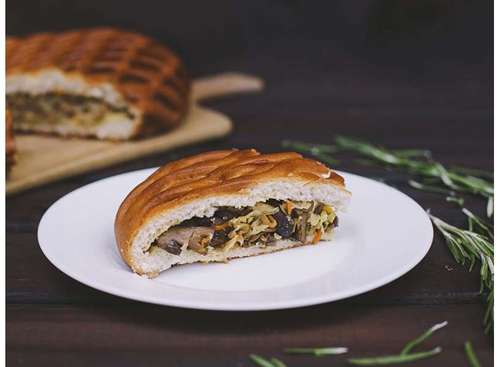 Пирог сытный, с грибами и капустой, 0,5 кг.