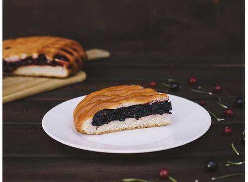 Пирог сладкий, с черникой, 0,5 кг.