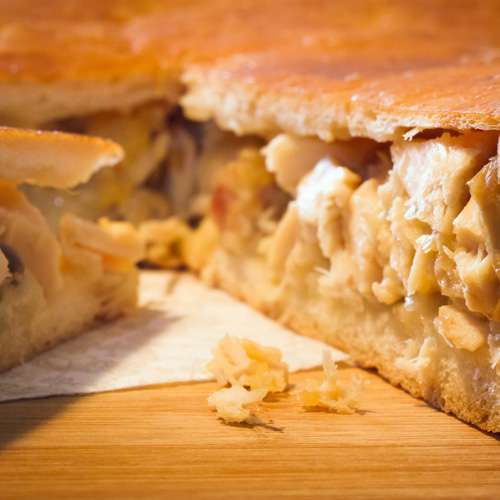 Пирог с курицей, грибами, беконом