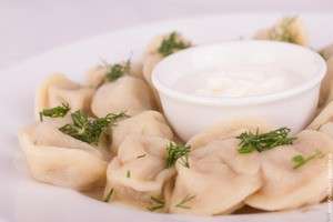Пельмени фирменные в горшочке запеченные с сыром