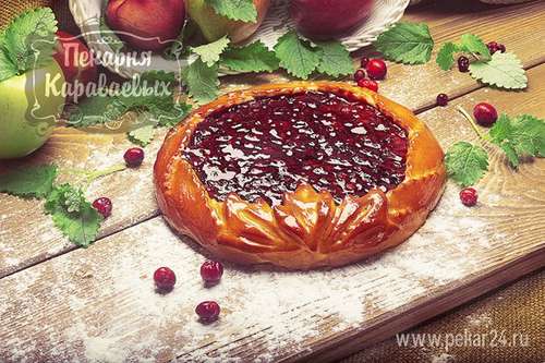 Пирог открытый с брусникой 500 г.