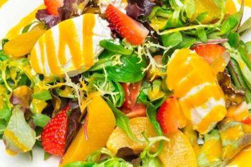 Салат с козьим сыром и карамелизированными персиками 280 г