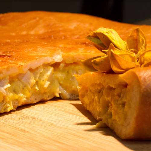 Пирог с курицей и соусом карри