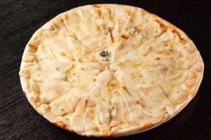 Пицца с грушей и сыром Горгонзола