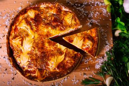 Киш с копченой грудинкой и помидорами 1.2 кг.
