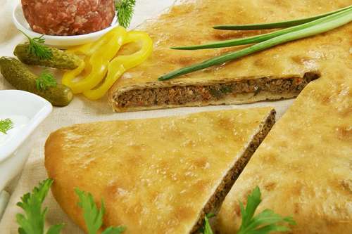 Осетинский пирог с мясом и маринованным огурчиком 800 г