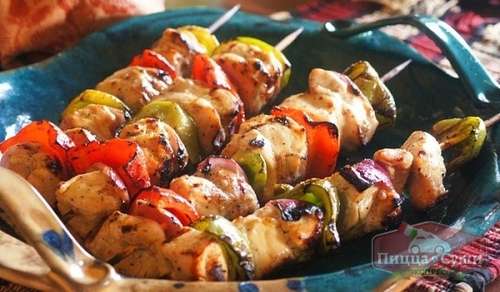 Шашлык из куриной грудки с овощами на шпажках за 100 гр