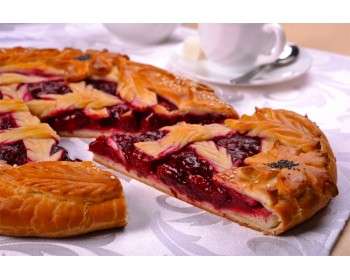 Русский пирог с вишней и яблоками