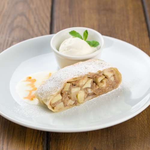 Яблочный штрудель с изюмом и орехами
