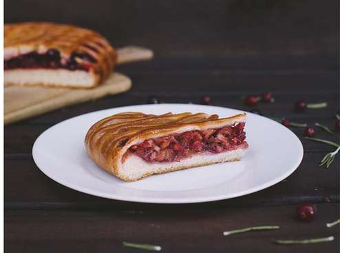 Пирог сладкий, с яблоком и брусникой, 0,5 кг.