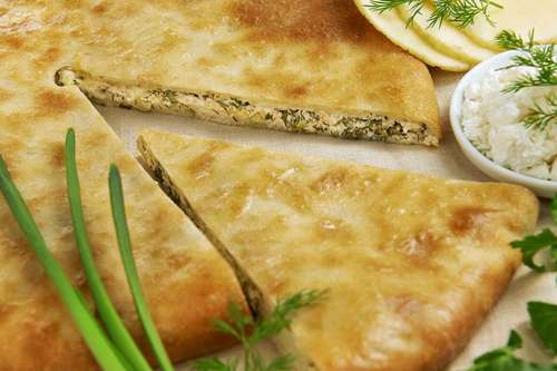 Осетинский пирог с зеленью, сыром и творогом 800 г