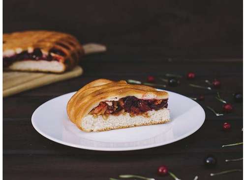 Пирог сладкий, с яблоком и вишней, 0,5 кг.