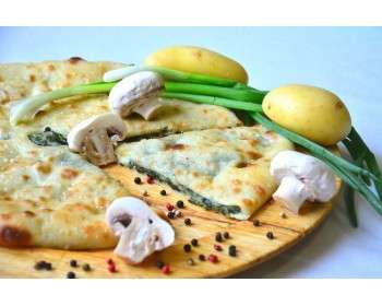 Пирог с картофелем жареным луком и грибами 1200 грамм