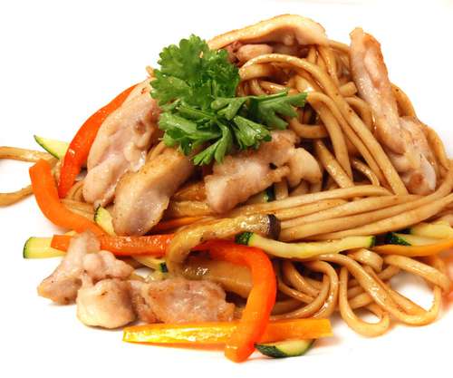 Удон с курицей и овощами