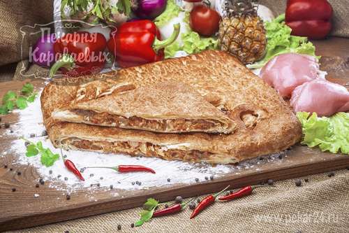 Пирог слоеный с курицей и ананасом 1500 г.