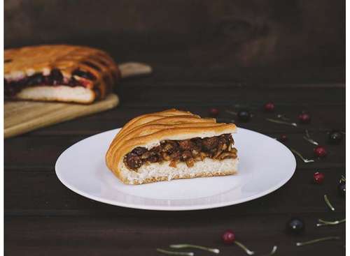Пирог сладкий, с яблоком, изюмом и корицей, 1 кг.