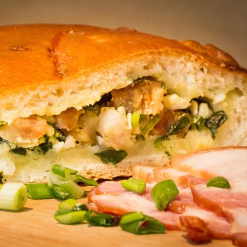 Пирог с беконом и луком