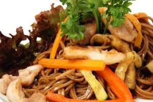 Гречневая лапша с курицей и овощами 280 гр.