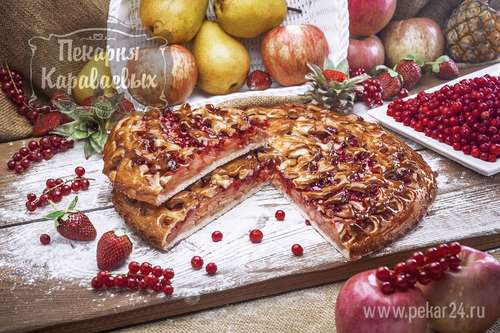 Пирог со смородиной и яблоками 1500 г.