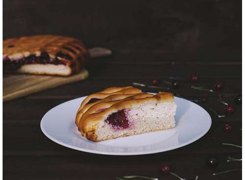 Пирог сладкий, с творогом и вишней, 1 кг.