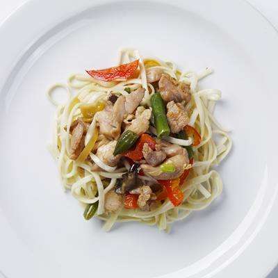 Рисовая лапша с курицей, овощами и соусом терияки 290 гр.