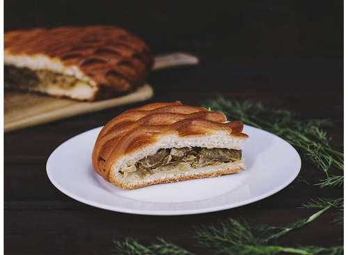 Пирог сытный, с белыми грибами и сметаной, 0,5 кг.