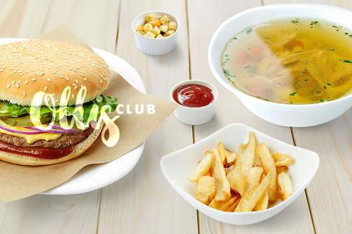 Ланч с куриным супом, гамбургером, картофелем фри по-домашнему *