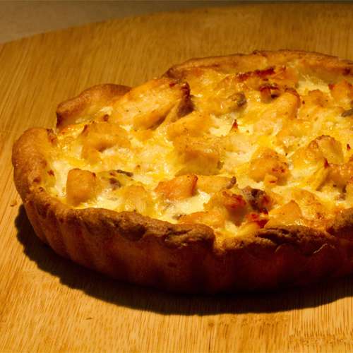 Киш с курицей, грибами и беконом
