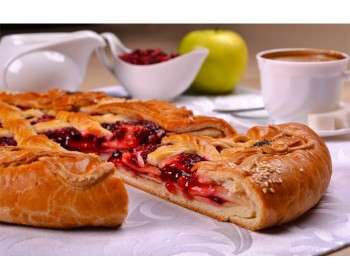 Русский пирог с брусникой и яблоками