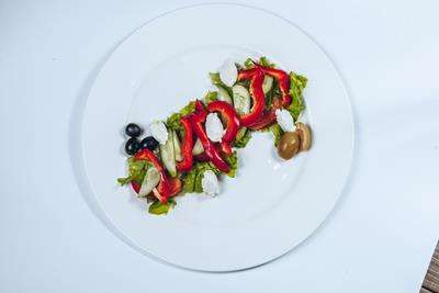Греческий салат с соусом Цацики 1/230 гр.