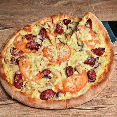 Пицца с курицей и колбасками