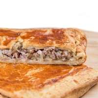 Слоеный пирог с мясом, картофелем и грибами 2000 г.