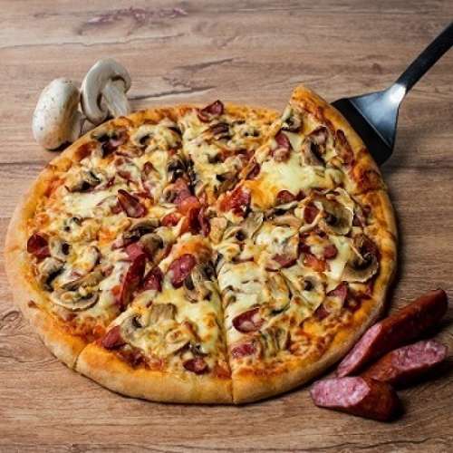 Пицца с копчеными колбасками и грибами