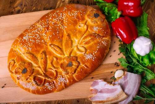 Пирог с болгарским перцем, копченой грудинкой, сыром и томатом