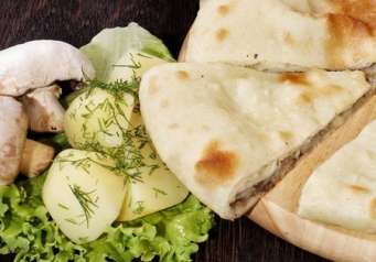 Осетинский пирог с картофелем и грибами