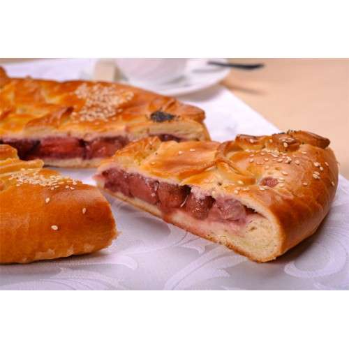 Сладкий пирог с клубникой и яблоками