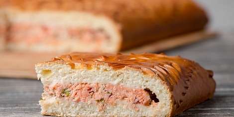 Пирог с форелью и соусом бешамель